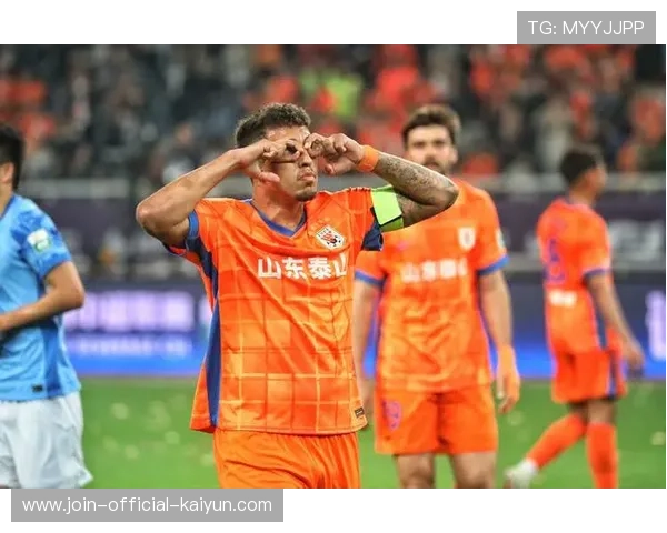 山东泰山连续强攻迫使对手退守禁区深处