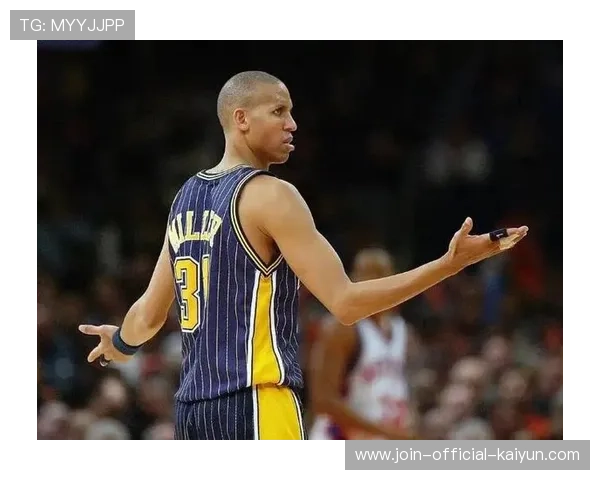 阿迪萨亚高扫踢精准命中对手侧脸