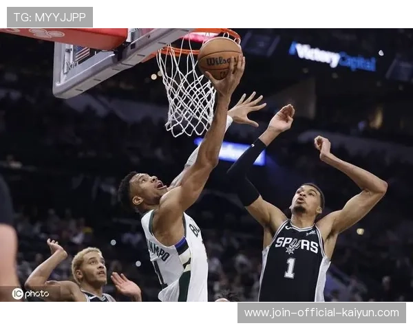 字母哥顶开防守，密尔沃基雄鹿篮下得手