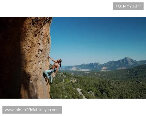 攀岩选手爆发力攀爬震撼全场