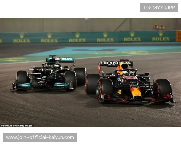 F1车手惊险超车成赛季高光瞬间 F1车手惊险超车成赛季高光瞬间